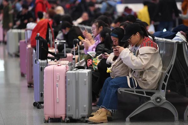 Passageiros Chineses Usam Seus Smartphones Enquanto Esperam Que Trens Voltem — Fotografia de Stock