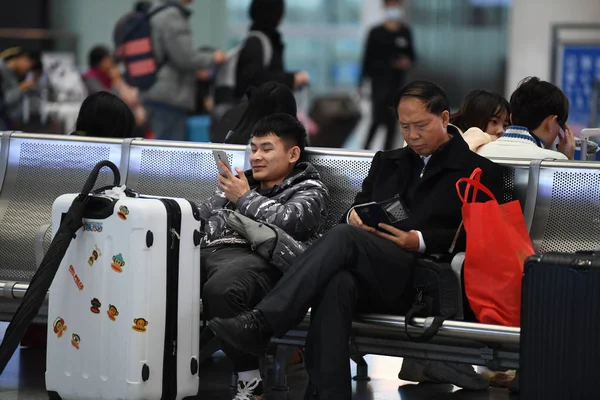 Китайський Пасажирів Допомогою Своїх Смартфонів Скоротати Час Вони Чекають Готує — стокове фото