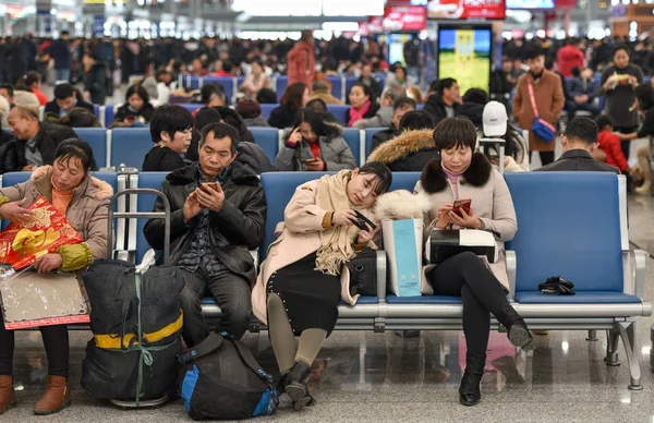 Wykorzystanie Chińskich Pasażerów Ich Smartfonów Aby Umilić Czas Ponieważ Czeka — Zdjęcie stockowe