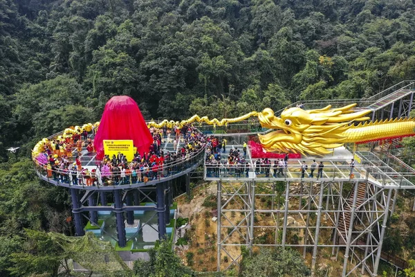 Vista Aérea Dragón Metros Largo Bailando Pasarela Cristal Durante Ceremonia —  Fotos de Stock