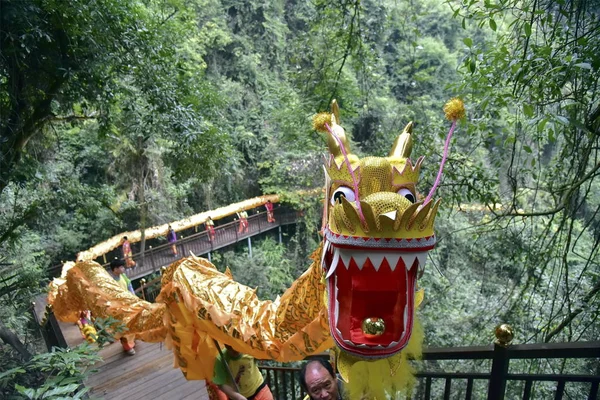 Visitatori Guardano Drago Lungo Metri Che Balla Sulla Passerella Vetro — Foto Stock