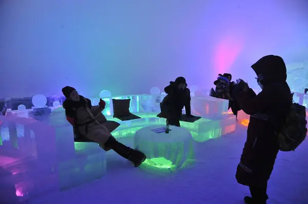 Туристы Сидят Ледяных Стульях Дугообразном Ледяном Баре Построенном Инновационной Технологии — стоковое фото