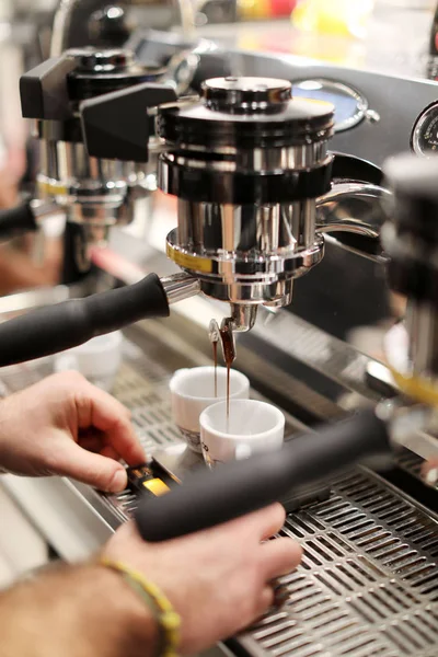 Barista Italiano Prepara Una Taza Café Una Tienda Buonissimo Ciudad —  Fotos de Stock