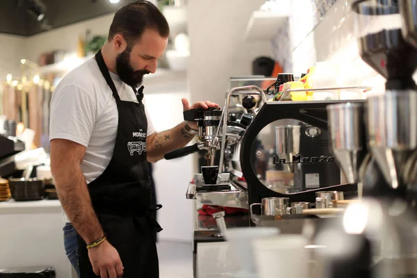 Barista Italiano Prepara Una Taza Café Una Tienda Buonissimo Ciudad —  Fotos de Stock