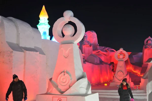 2019年1月20日在中国东北黑龙江省哈尔滨市举行的 中国哈尔滨冰雪世界 第20届中国哈尔滨冰雪世界 以腾讯移动的莫巴 荣耀之王 国王荣誉 为主题的真人大小的 英勇竞技场 — 图库照片