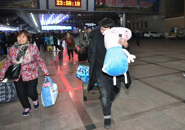 2019年1月20日 在中国北京火车站 一名中国乘客在回家准备即将到来的中国农历新年或春节的路上 带着一个百事可乐猪娃娃 — 图库照片