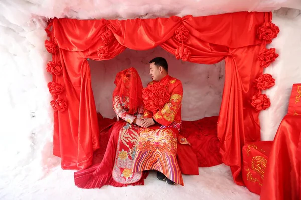 2019年1月19日 在中国中部河南省洛阳市洛川县的一个滑雪场 一对身着中国传统婚礼服装的夫妇在雪教堂举行婚礼 — 图库照片