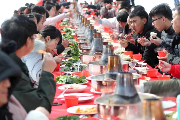 Konuklar Personel Üyeleri Bir Kayak Merkezi Luanchuan Lçesi Luoyang Şehir — Stok fotoğraf