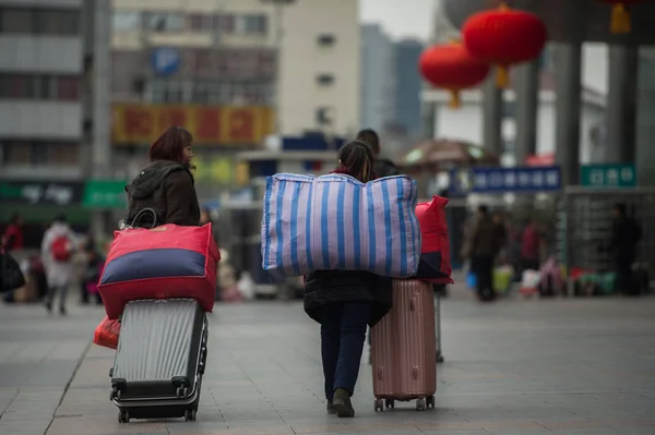 2019年1月21日 在中国西南四川省成都市成都北火车站 旅客们携带行李在春节旅游高峰期间坐火车 也被称为 — 图库照片