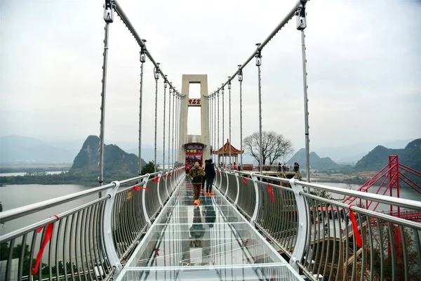 Touristen Gehen Auf Einer 218 Meter Langen Glasbrücke Baojing Palast — Stockfoto