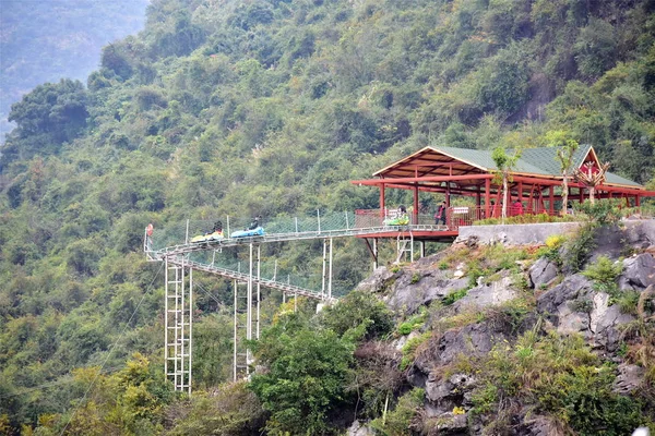 Los Turistas Experimentan Tobogán Cristal Palacio Baojing Del Condado Yingde — Foto de Stock