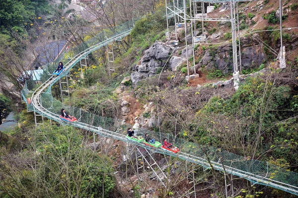 Turistas Experimentam Slide Vidro Palácio Baojing Condado Yingde Cidade Qingyuan — Fotografia de Stock