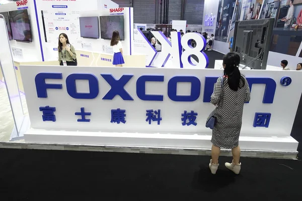 Bir Ziyaretçi Foxconn Standında 2018 Uluslararası Tüketici Elektronik Göstermek Asya — Stok fotoğraf