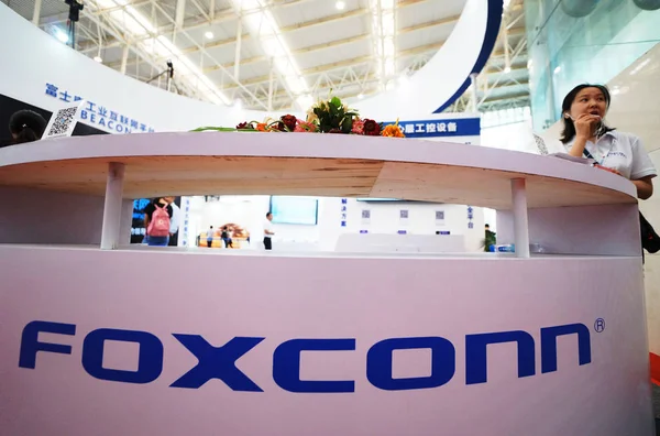 Dipendente Cinese Visto Allo Stand Foxconn Durante Una Mostra Tianjin — Foto Stock