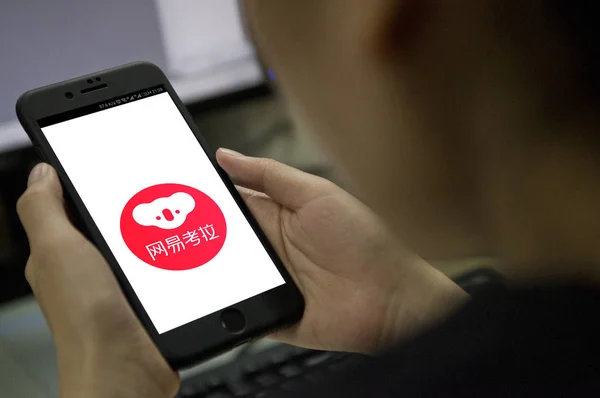 Chinese Mobile Phone User Uses App Online Shopping Site Netease — Stock Photo, Image