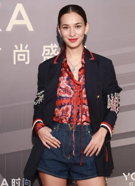 中国系アメリカ人の女優セリーナ玉ポーズ彼女は 2019 上海で 2019 ヨーカ ファッション式のレッド カーペットに到着すると — ストック写真