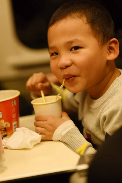 Petit Garçon Chinois Mange Des Nouilles Instantanées Dans Train Sur — Photo