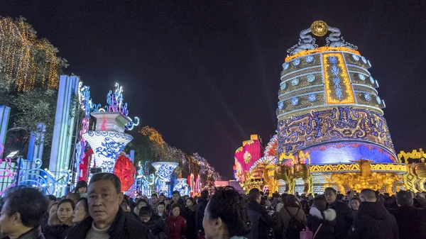 Люди Відвідують Міжнародного Динозавра Ліхтарів Zigong Міста Південному Заході Китаю — стокове фото