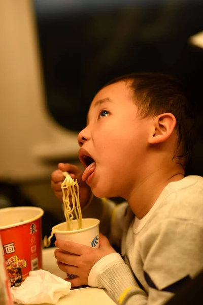 Garçon Mange Des Nouilles Instantanées Dans Train Retour Maison Pour — Photo