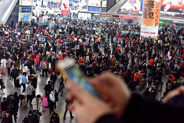 Les Passagers Attendent Que Leurs Trains Rentrent Chez Eux Pour — Photo