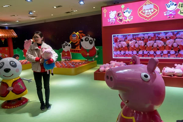 2019年1月22日 中国上海豫园或豫园 人们参观一家以 Peppa庆祝中国新年 为主题的弹出式商店 — 图库照片