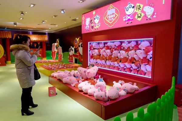 Mensen Bezoeken Een Pop Winkelthema Peppa Viert Chinees Nieuwjaar Garden — Stockfoto