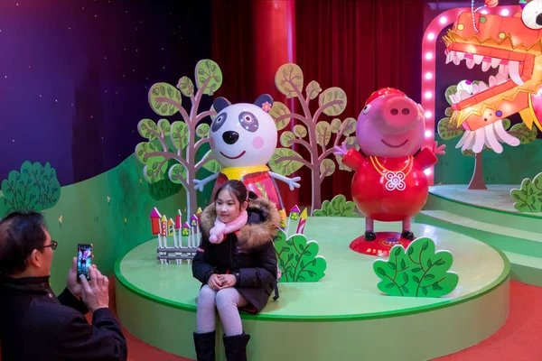 Mensen Bezoeken Een Pop Winkelthema Peppa Viert Chinees Nieuwjaar Garden — Stockfoto