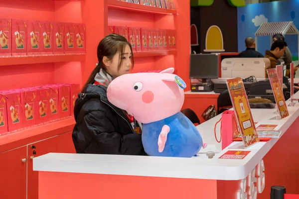 Люди Відвідують Спливаюче Магазин Тематичний Пеппа Святкує Китайський Новий Рік — стокове фото