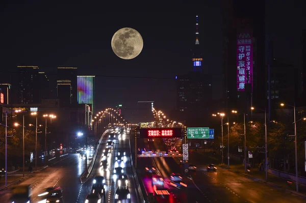 Supermoon Látható Éjszakai Égbolt Felett Shijiazhuang Város Észak Kína Hebei — Stock Fotó