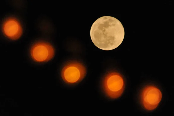 Sebuah Bulan Super Terlihat Langit Malam Atas Kabupaten Xinjiang Kota — Stok Foto