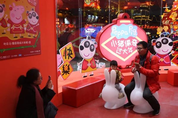 2019年1月22日 在中国上海 人们参观了以 Ppeppa 猪为主题的弹出式商店 为即将上映的电影 百事可乐庆祝中国新年 进行了预热 — 图库照片