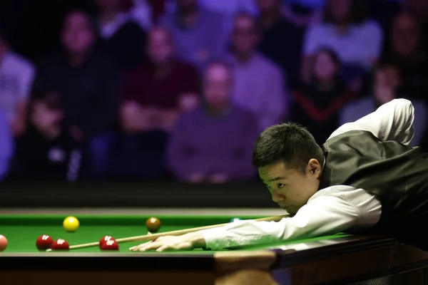 Ding Junhui Kína Játszik Egy Lövés Ronnie Sullivan Angliában Elődöntőben — Stock Fotó