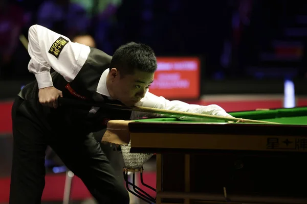 Ding Junhui Kína Játszik Egy Lövés Ronnie Sullivan Angliában Elődöntőben — Stock Fotó