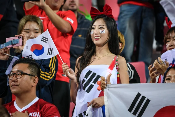 国旗を着て韓国サッカーファン 2019 Afc アジアカップでドバイ アラブ首長国連邦 2019 日中に韓国とバーレーンの間 試合のラウンドで韓国サッカー国家代表チームのサポートを示しています — ストック写真