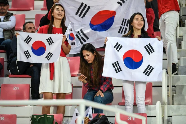 韓国サッカーファンが 2019 Afc アジアカップでドバイ アラブ首長国連邦 2019 日中に韓国とバーレーンの間 試合のラウンドで韓国国民のフットボール チームのためのサポートを示す — ストック写真