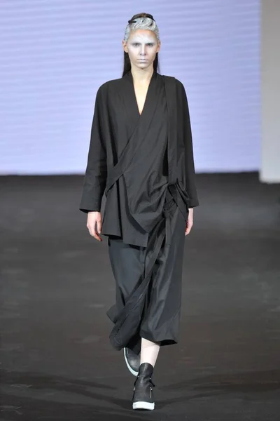 Modell Visar Skapelse Cutphonbia Modevisning Den Kina Fashion Week Vår — Stockfoto