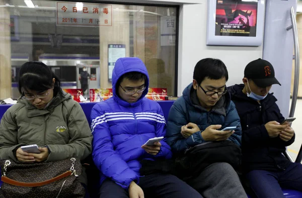 Chiński Pasażerowie Korzystać Swoich Smartfonów Surfowania Internecie Pociąg Metra Pekinie — Zdjęcie stockowe