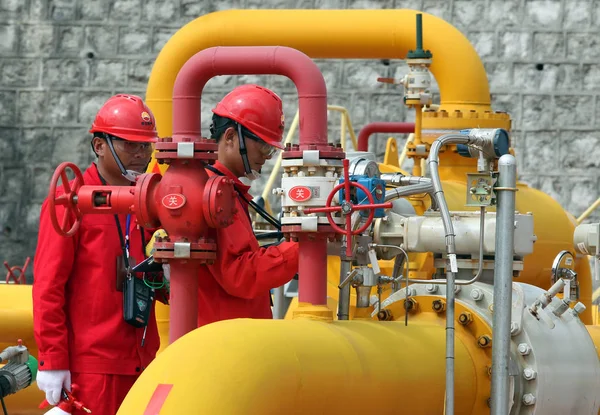 Chinesische Techniker Der Petrochina Kunlun Gas Ltd Rückschlagventile Und Rohre — Stockfoto