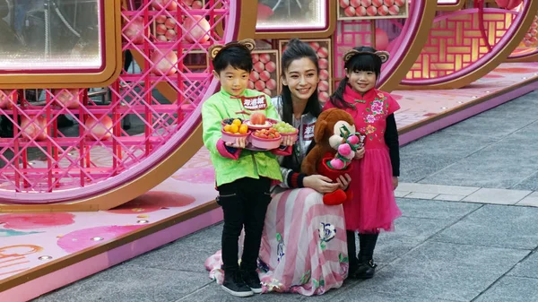 Hong Kong Modella Attrice Angelaby Centro Posa Con Bambini Durante — Foto Stock