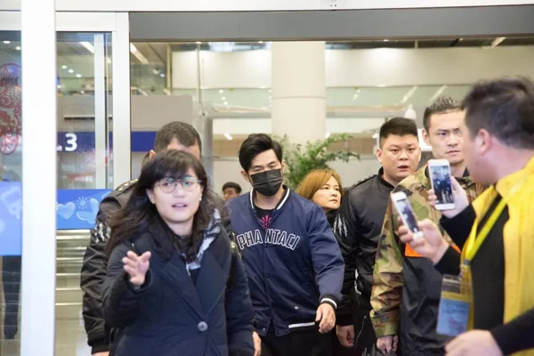 台湾歌手兼演员周杰伦 8日在中国上海登陆后 在上海浦东国际机场合影 中国出局 — 图库照片