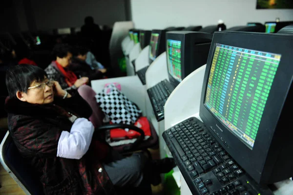 Investor Cina Melihat Harga Saham Merah Untuk Kenaikan Harga Dan — Stok Foto