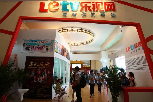 Människor Besöker Monter Letv Utställning Shanghai Kina Juni 2012 — Stockfoto