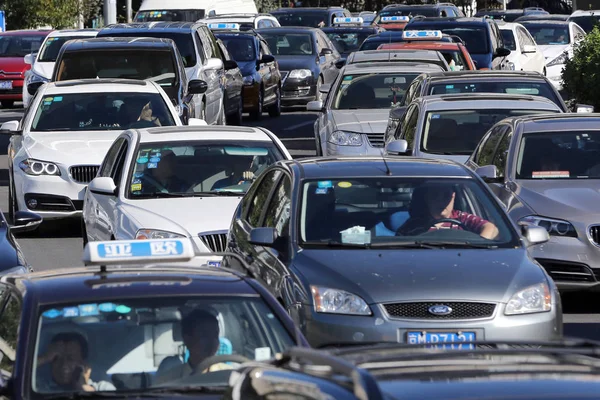 Araba Kitleler Pekin Bir Yolda Bir Trafik Sıkışıklığı Sırasında Yavaşça — Stok fotoğraf