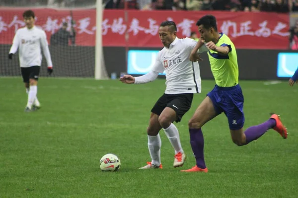韩国足球明星钟泰塞 在2016年1月10日中国上海举行的 6年亚洲微笑杯 友谊赛中挑战一位中国球星 — 图库照片