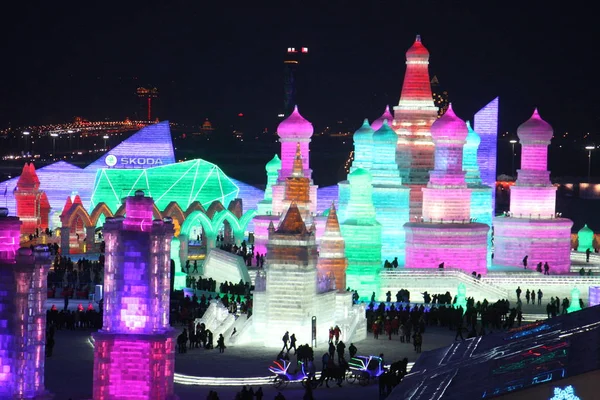 Turista Látogasson Hatalmas Jég Szobrok Során Harbin International Jég Fesztivál — Stock Fotó
