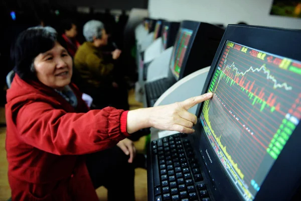 Seorang Investor Tiongkok Tersenyum Saat Menunjuk Indeks Komposit Shanghai Sebuah — Stok Foto