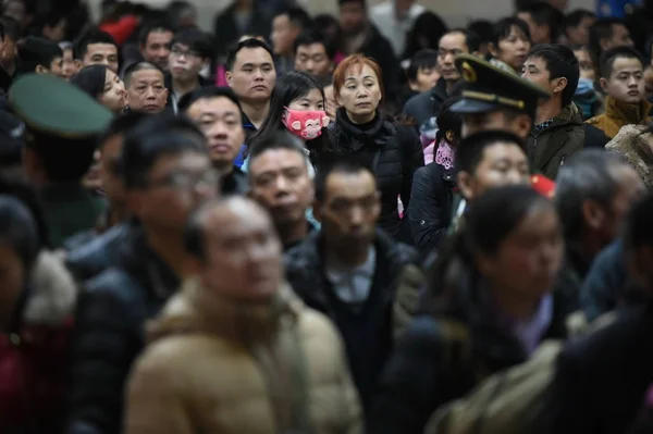 Chinesische Passagiere Stehen Bahnhof Von Shenzhen Schlange Als Sie Januar — Stockfoto