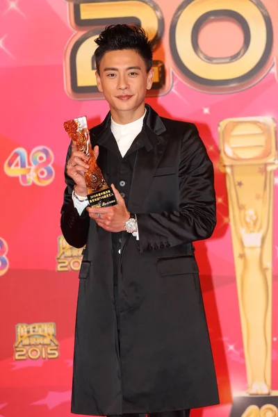 香港俳優ボスコ ウォンが 2015 Tvb 記念賞 中国で 2015 日の間に中国本土の好きな Tvb 俳優賞彼のトロフィーとポーズします — ストック写真