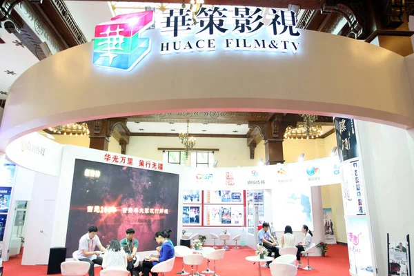 Fil Människor Besöker Montern Zhejiang Huace Film Ltd 2014 Shanghai — Stockfoto