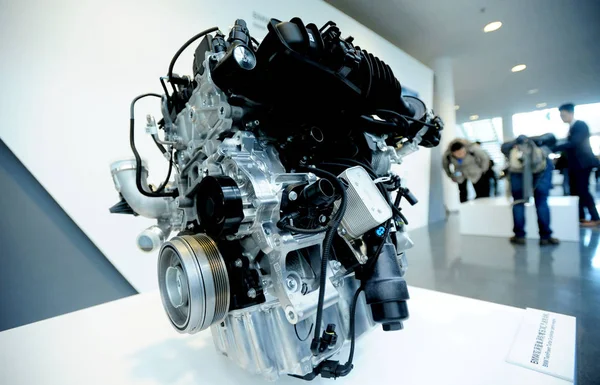 Besucher Betrachten Automotoren Während Der Eröffnungszeremonie Des Neuen Motorenwerks Von — Stockfoto